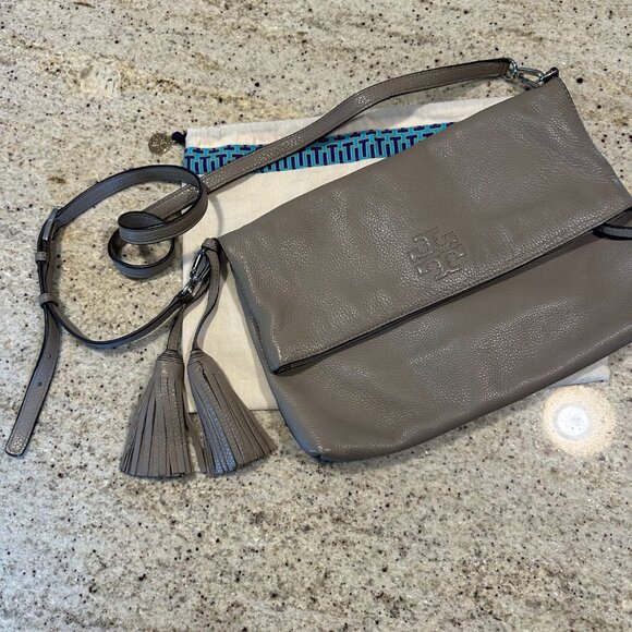 Tory Burch Thea Fold-Over Messenger Bag, taupe leather - Picture 2 of 3